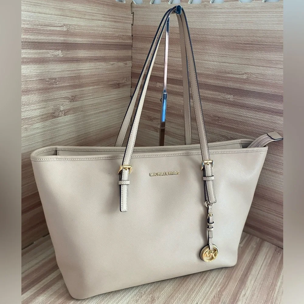 MICHAEL KORS JET SET TRAVEL MULTIFUNCTION LEATHER SHOULDER TOTE BAG CAMEL - Picture 2 of 13